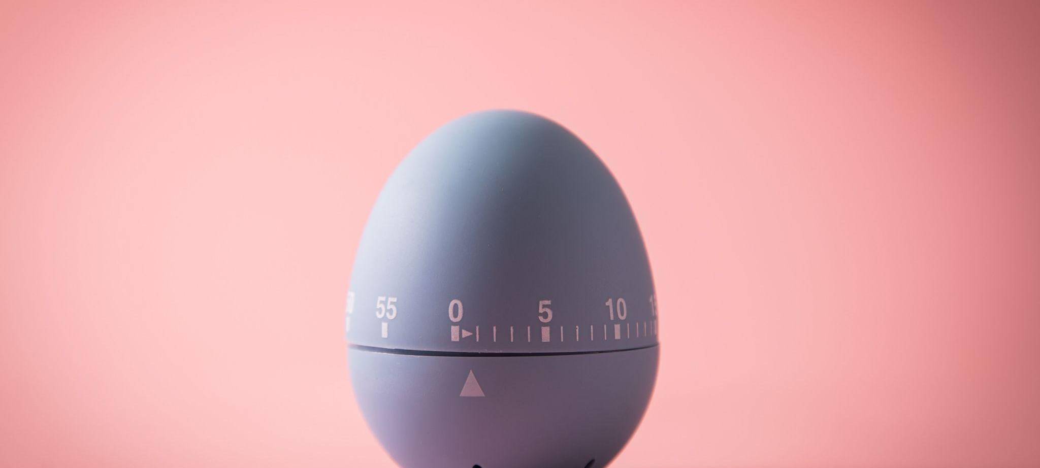 Eieruhr steht auf einem Tisch