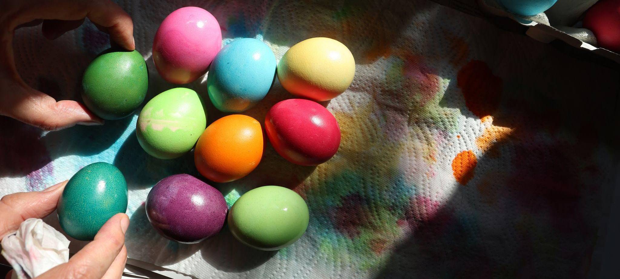 Frau färbt Ostereier