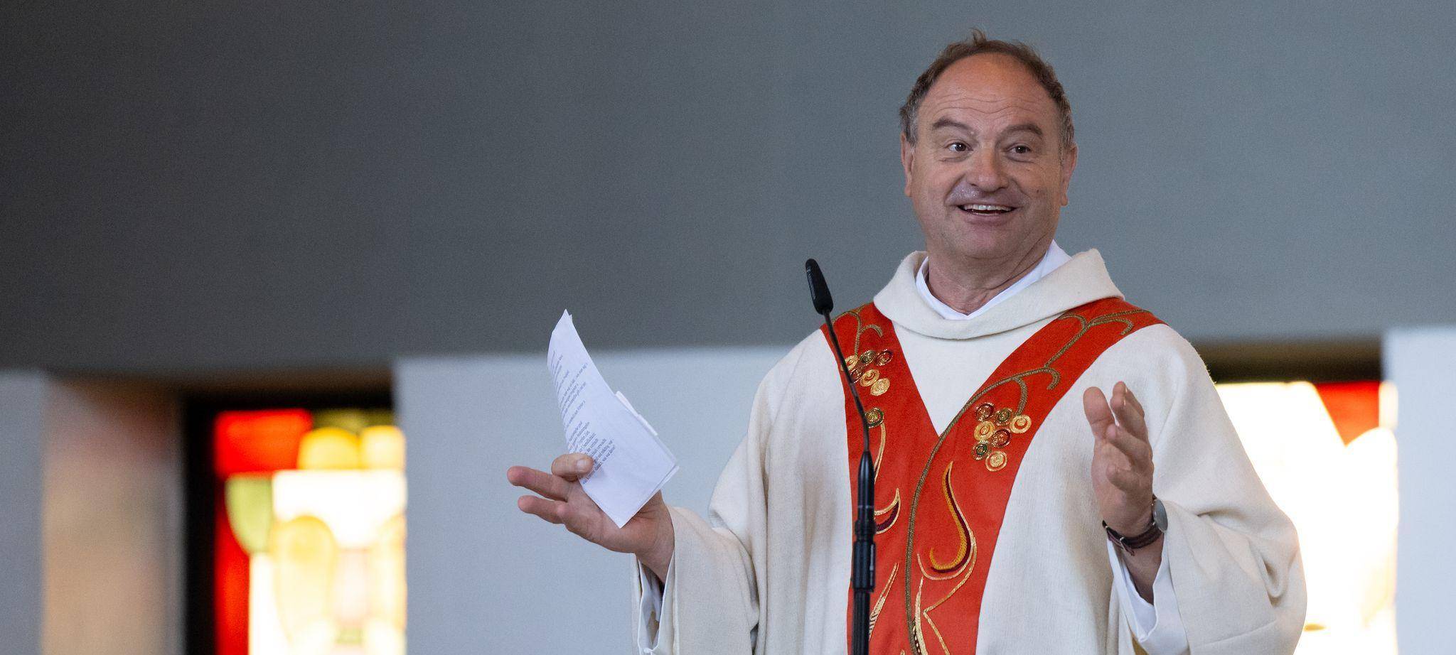 Pfarrer Rainer Maria Schießler beim Gottesdienst