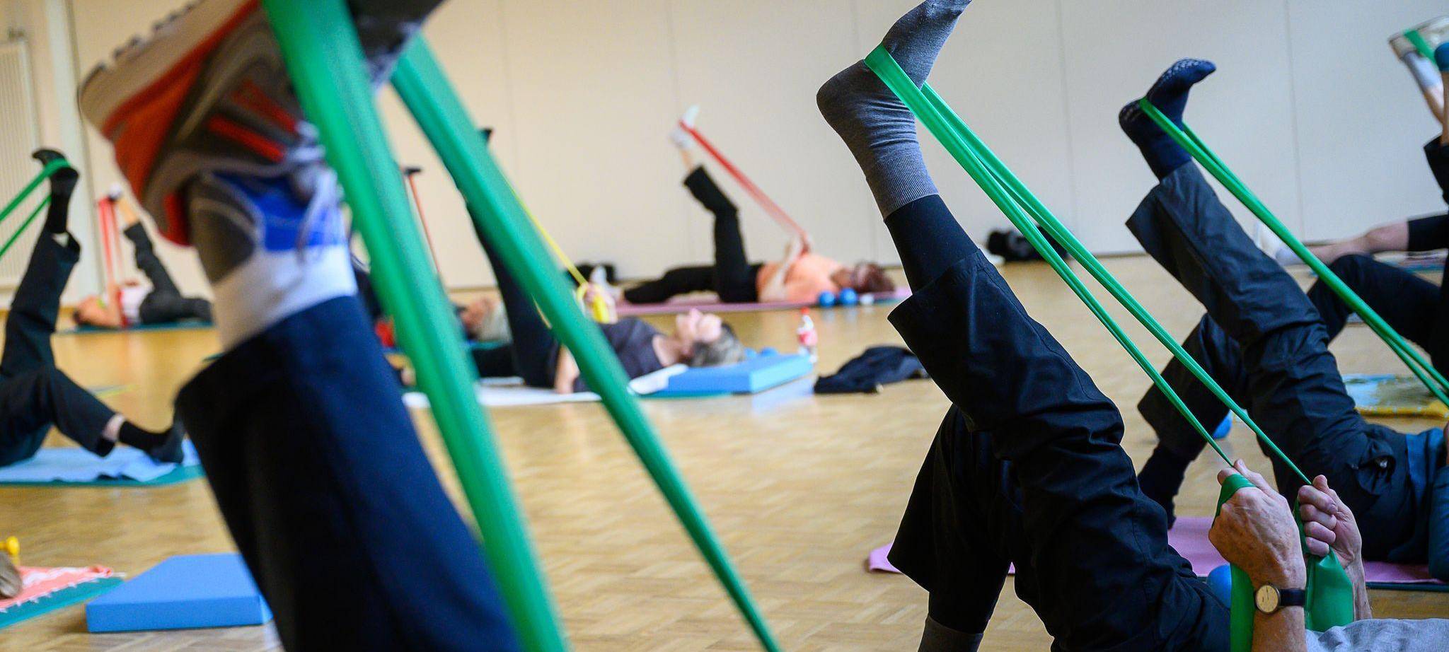 Senioren machen eine Übung mit einem Theraband