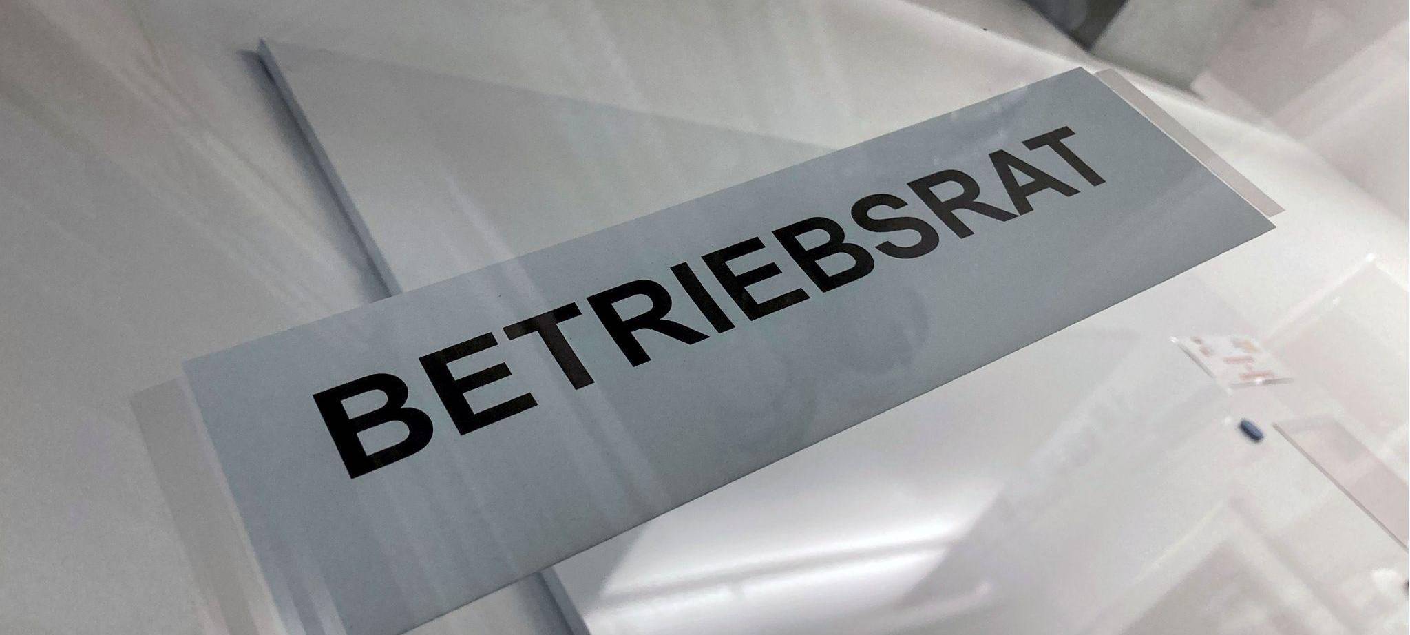 Ein Hinweisschild hängt am Eingang zum Betriebsrat