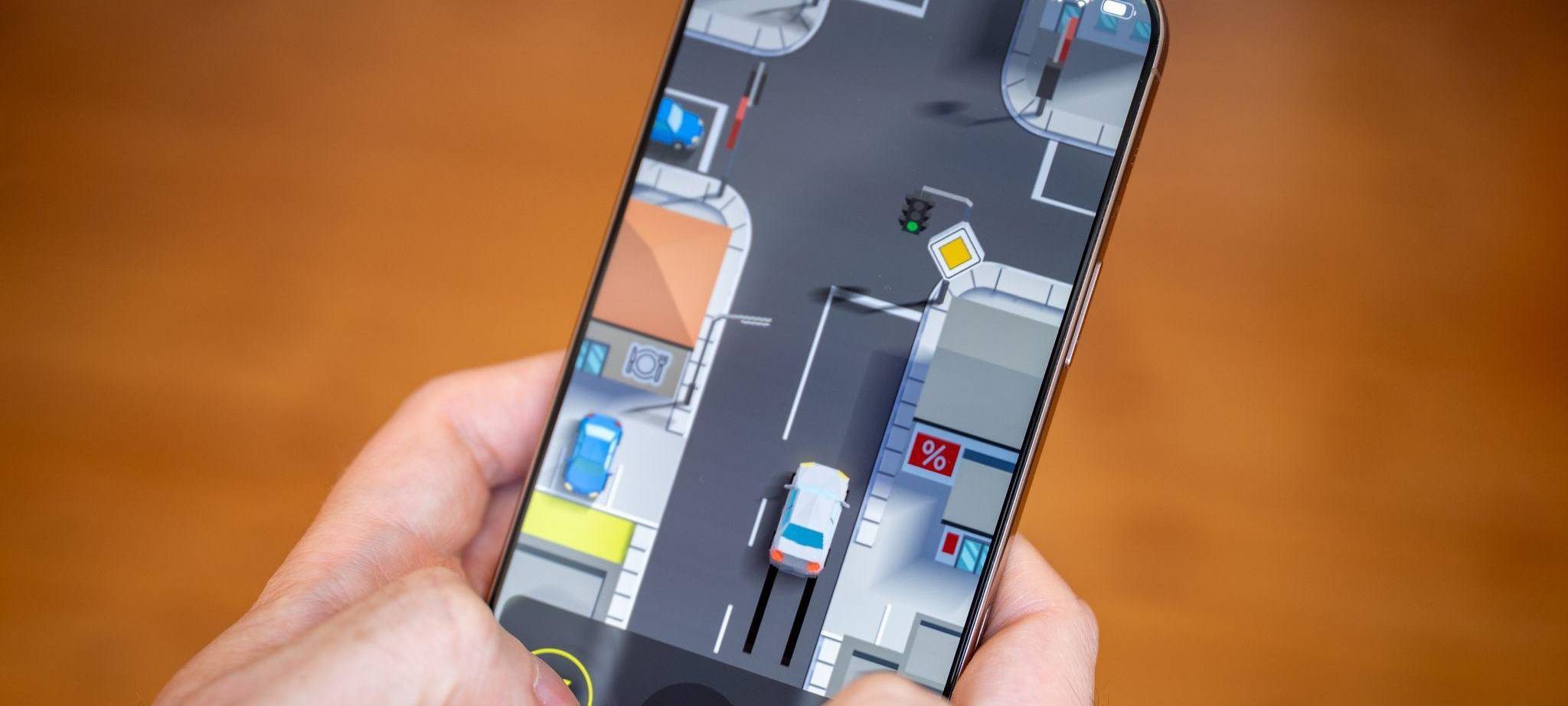 Ein Mann spielt die Web-App «Die letzte Runde» auf einem Handy