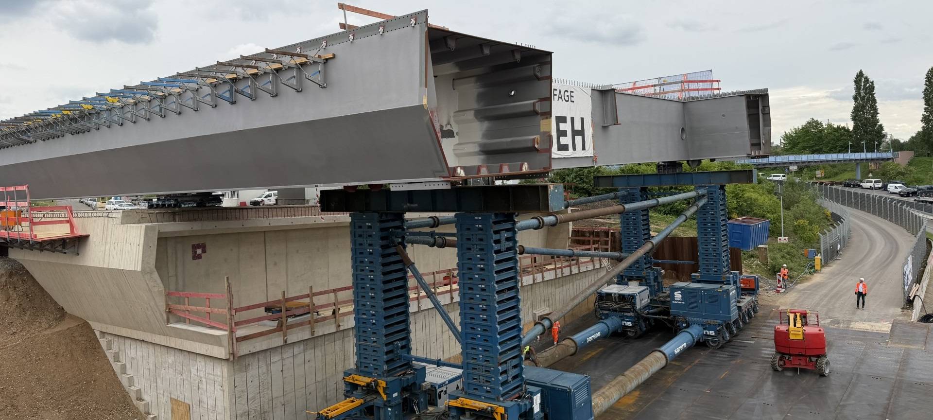 Neue Stahlträger für die Leverkusener Rheinbrücke