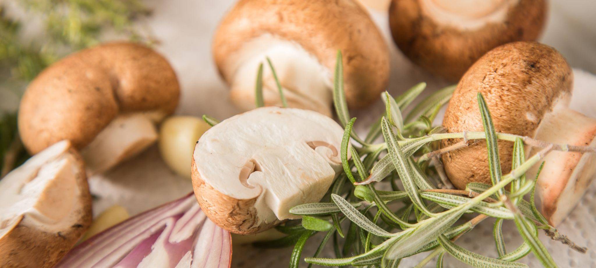 Champignons mit Schalotten und Kräutern
