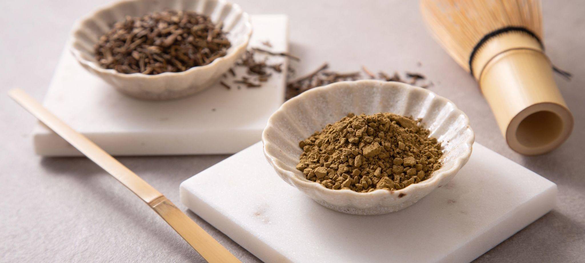 Hojicha Tee als ganzes Blatt und als Pulver