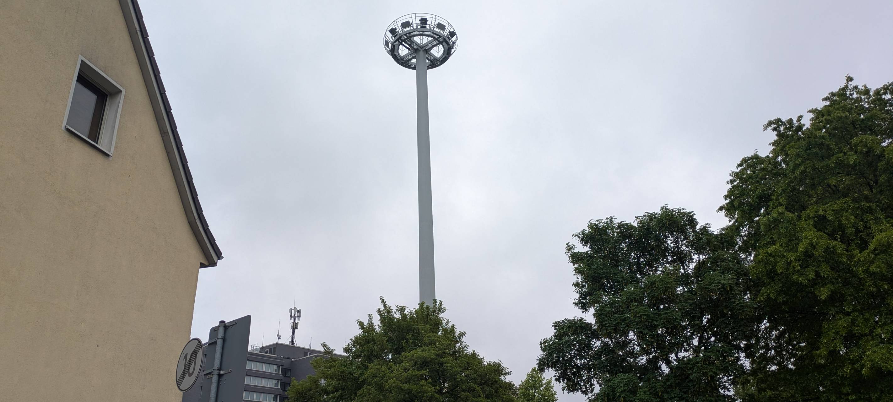 Sperrung in Leverkusen: Lichtmasten werden abgebaut