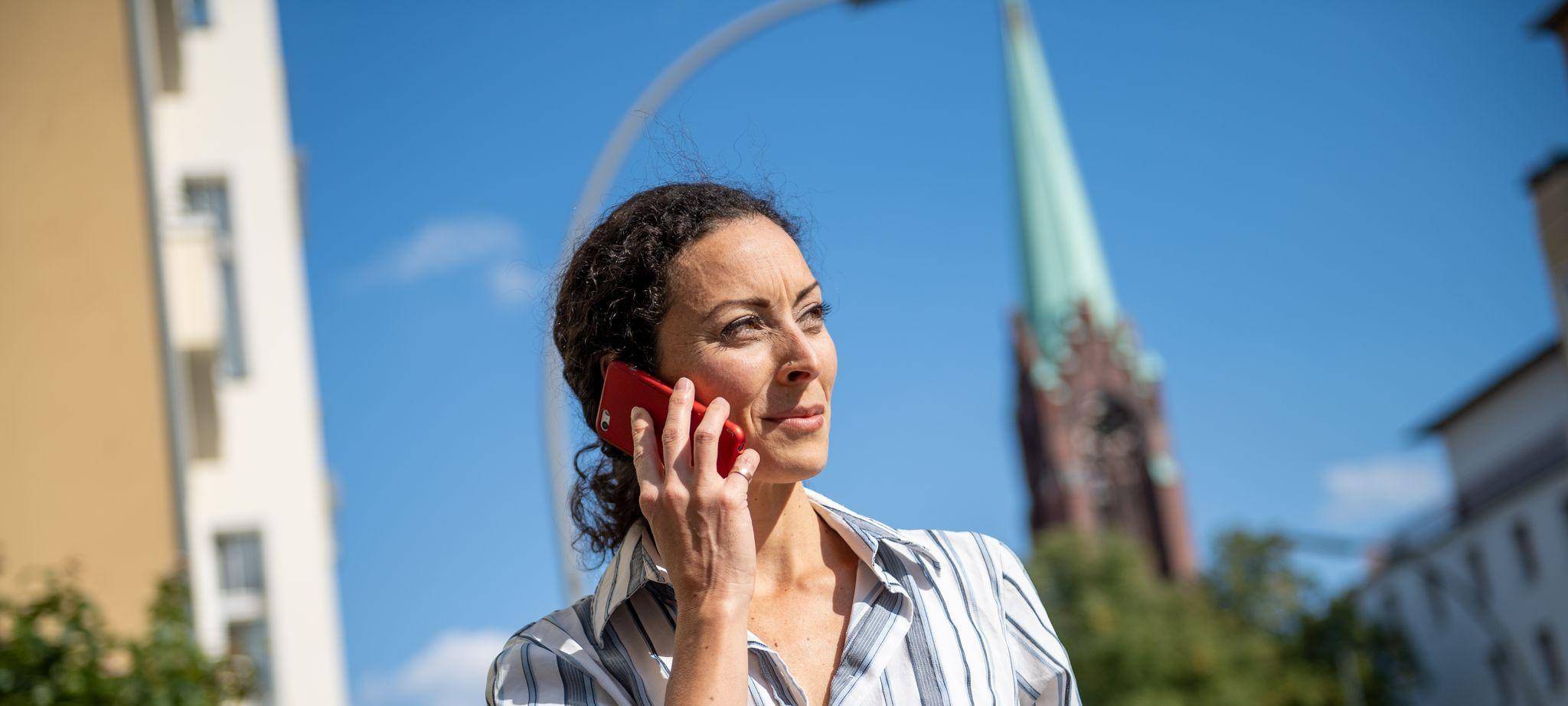 Eine Frau am Telefon