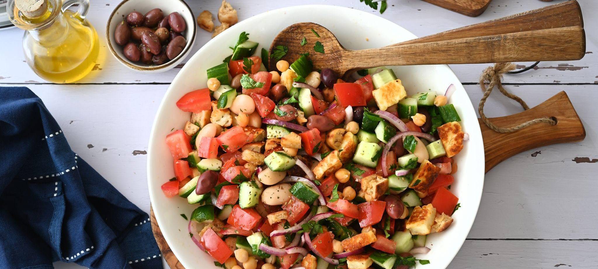 Griechischer Salat mit Halloumi und Pita