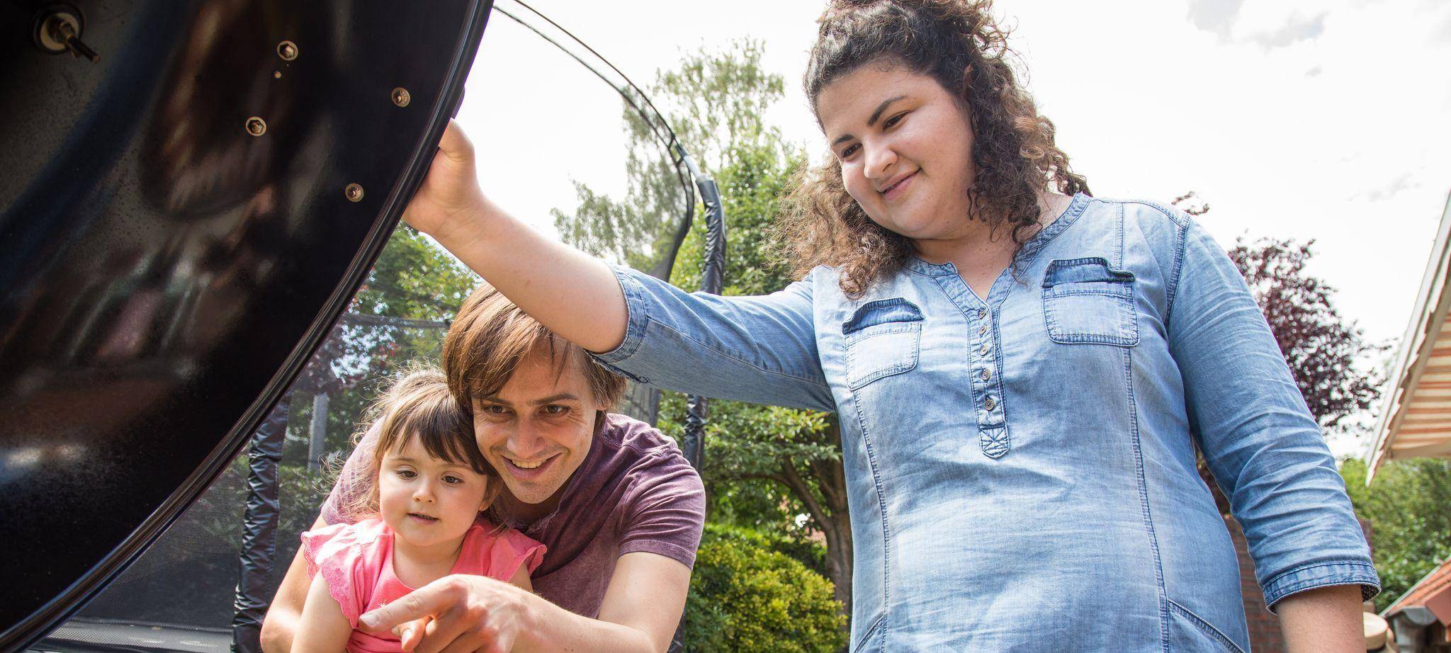 Eine Familie grillt zusammen