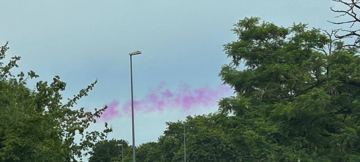 Lila Wolke über Leverkusen