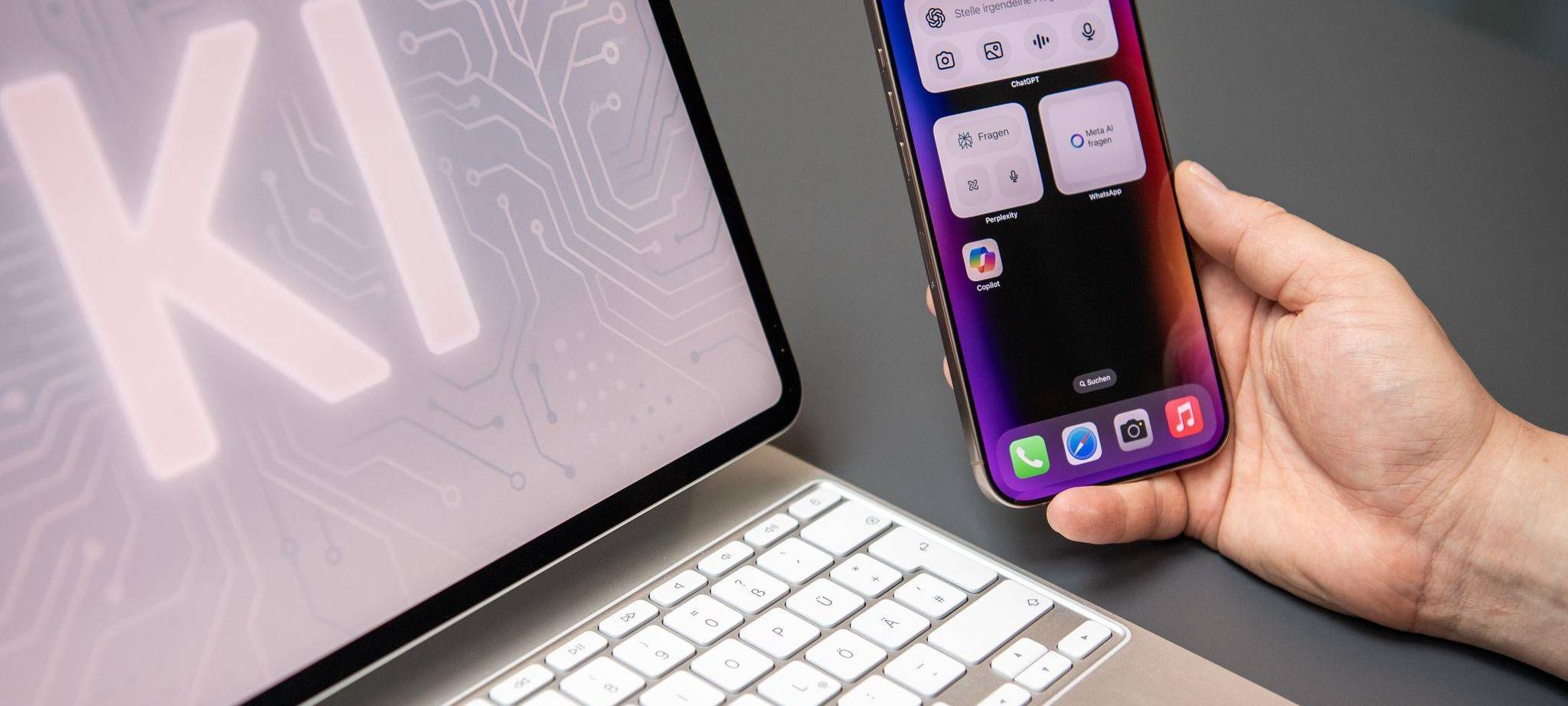 Ein Mann nutzt einen KI-Assistenten auf einem iPad und iPhone