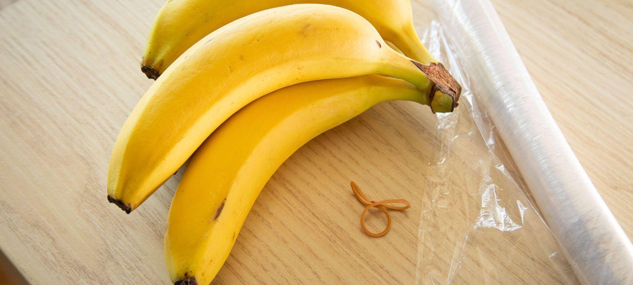 Bananen liegen neben Frischhaltefolie auf einem Tisch