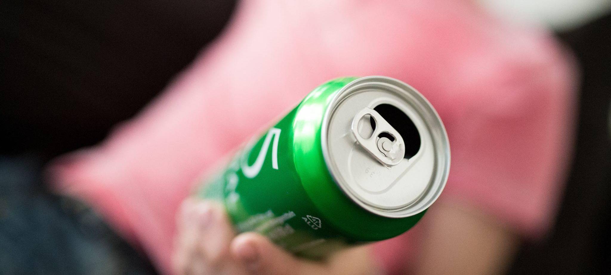 Mann hält eine Bierdose in der Hand