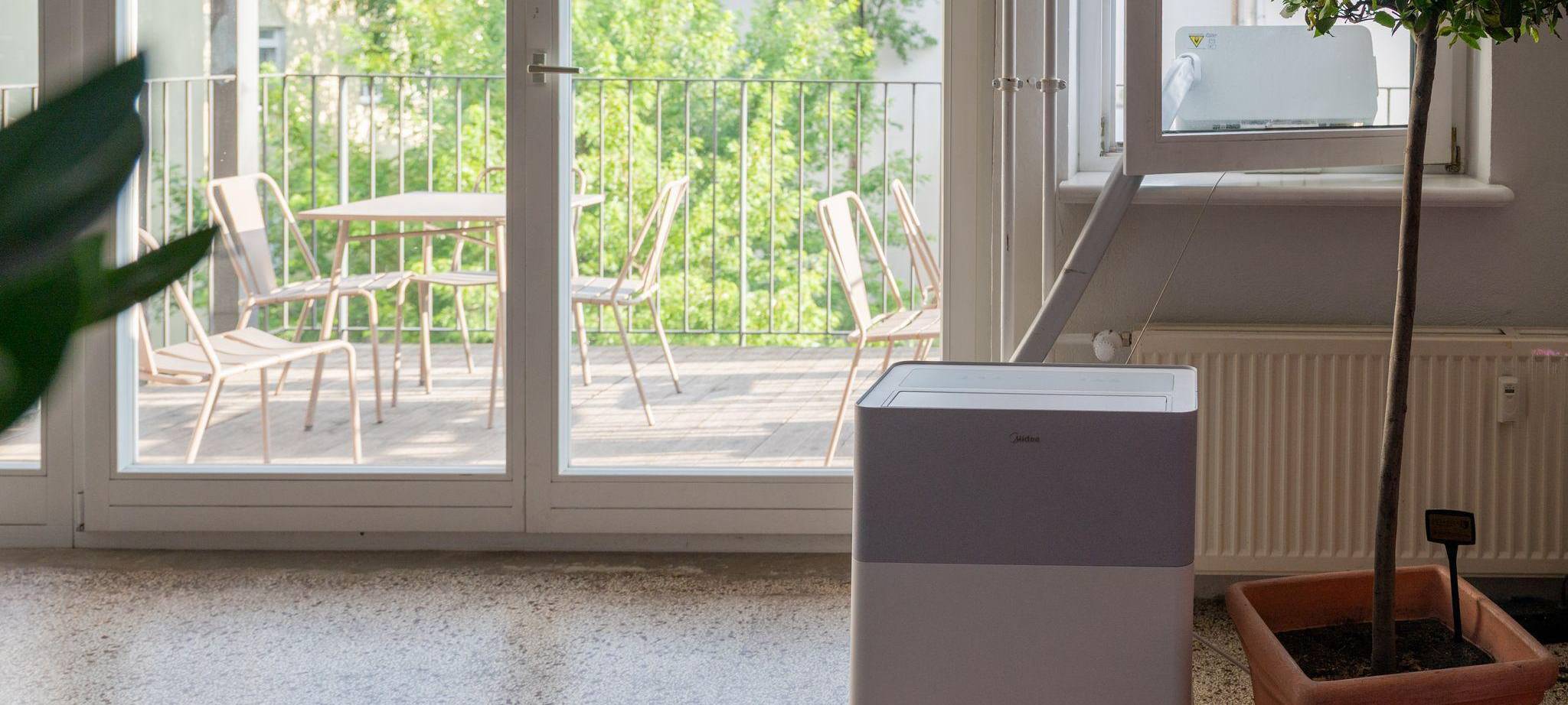 Eine Midea Porta Split Klimaanlage vor einem Balkon