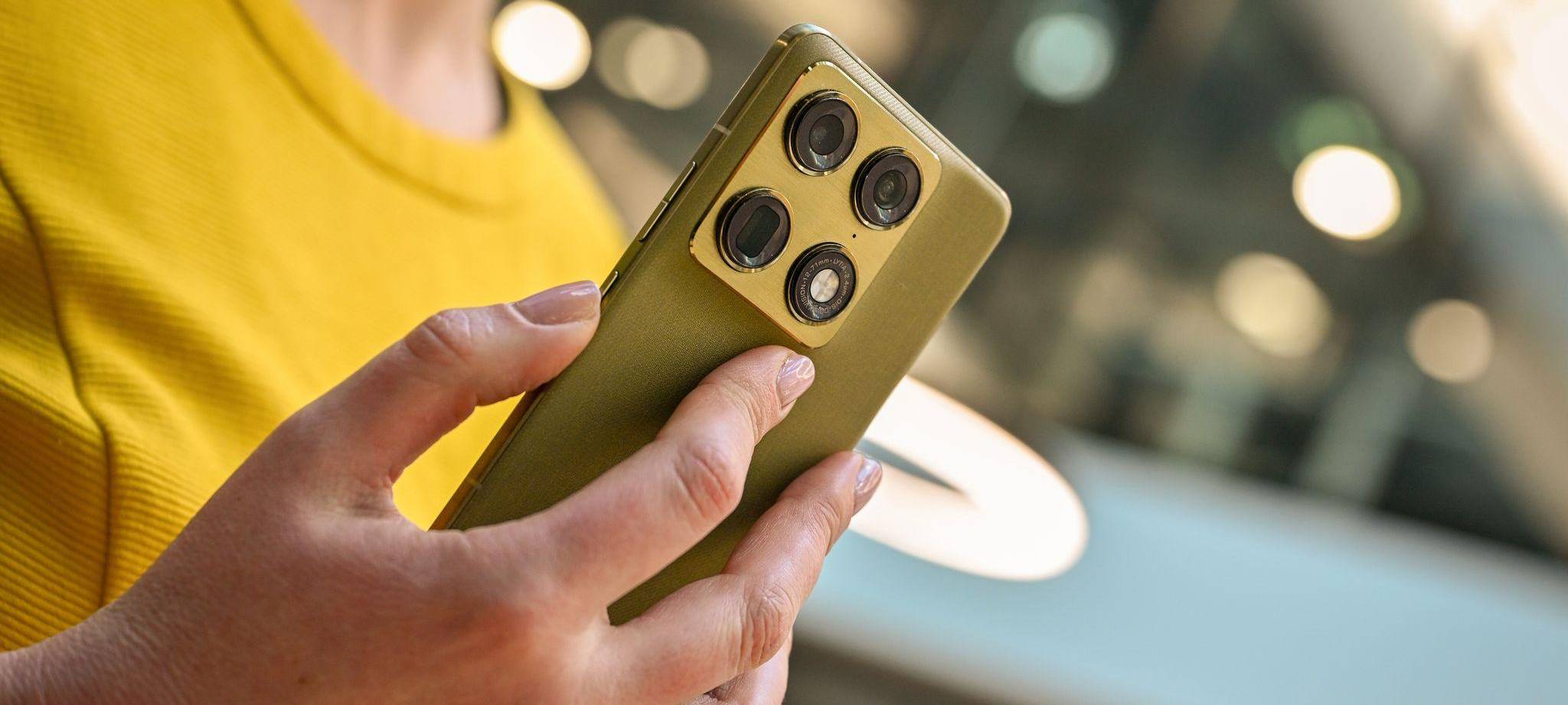 Eine Frau hält ein Android-Smartphone in der Hand