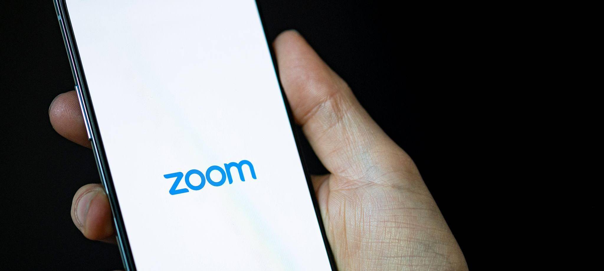 Zoom-Logo auf einem Smartphone