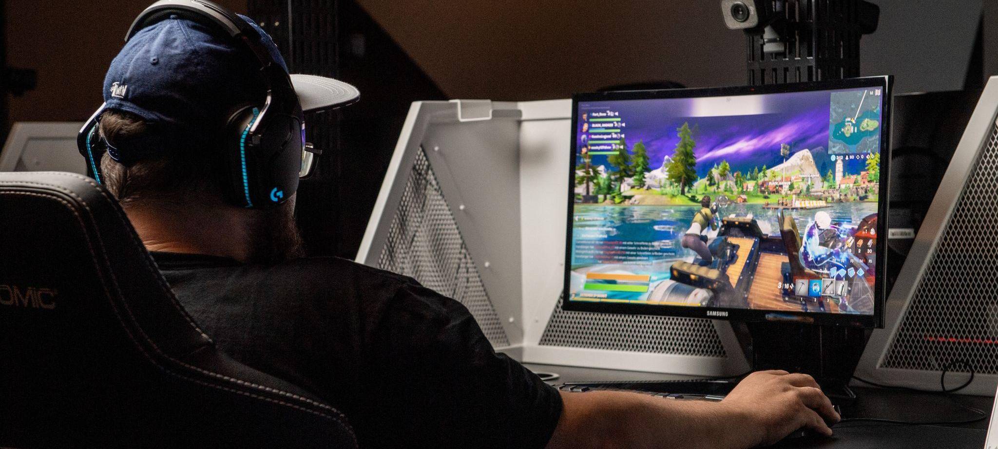 Ein Mann spielt das Computerspiel Fortnite am PC