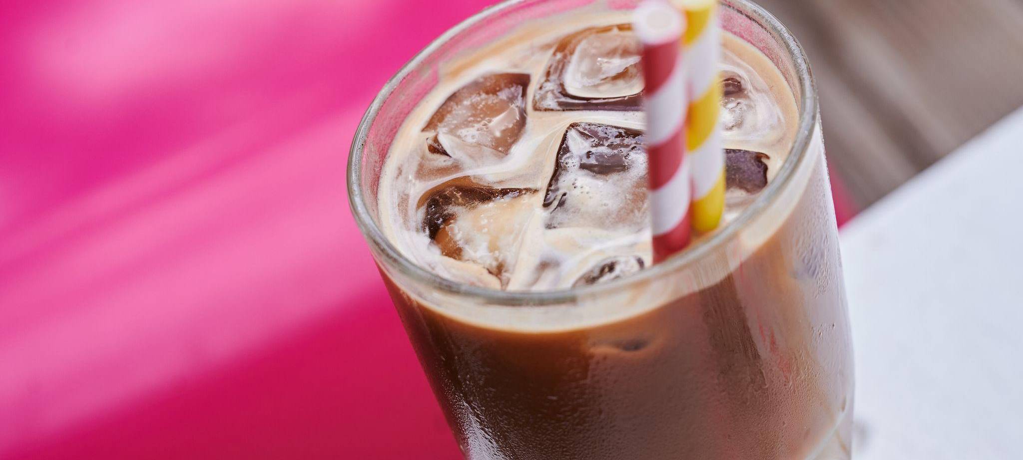 Eiswürfel sind in einem Glas Eiskaffee zu sehen