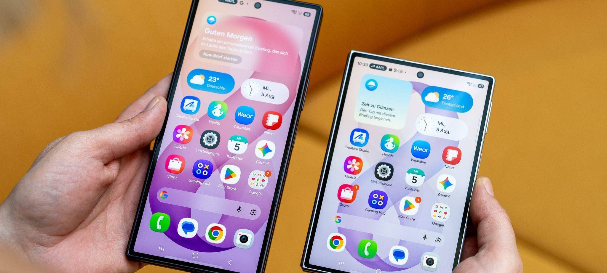 Eine Frau hält das Samsung Galaxy Z Fold 8 Ultra und Fold 8