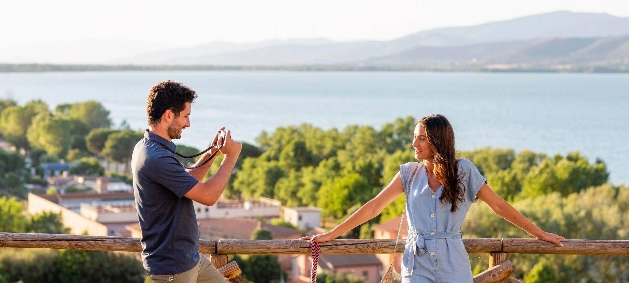 Mann fotografiert im Urlaub eine Frau