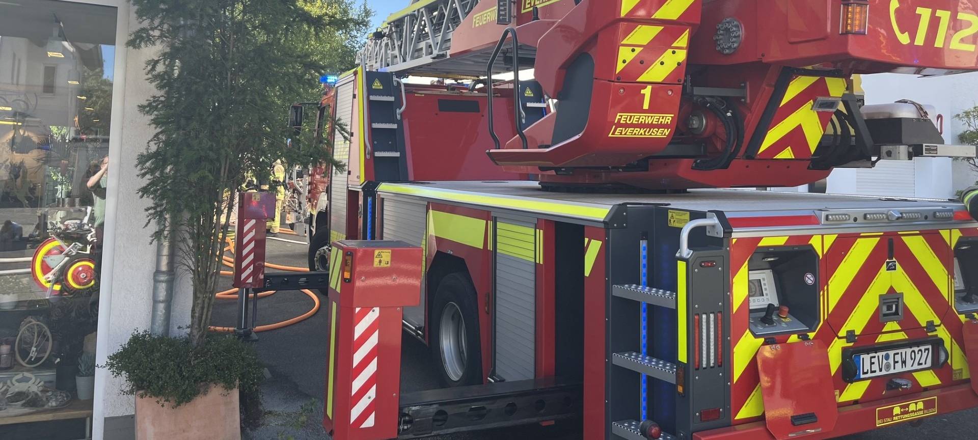 Leverkusener Feuerwehr im Einsatz - Brand in Schlebusch