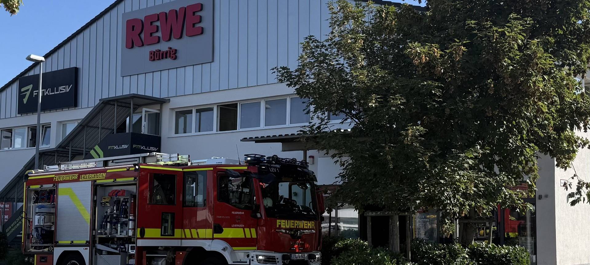 Brand in Lebensmittelgeschäft in Leverkusen-Bürrig