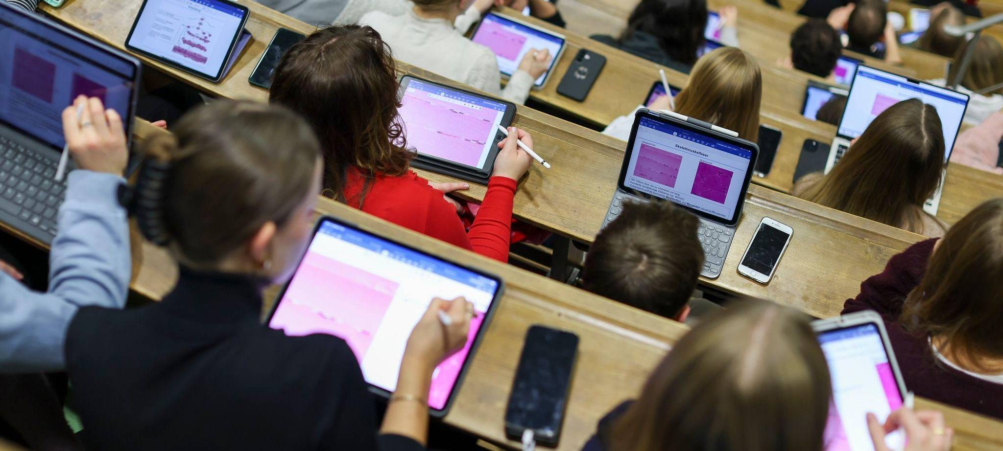 Studenten der Humanmedizin sitzen in einer Vorlesung