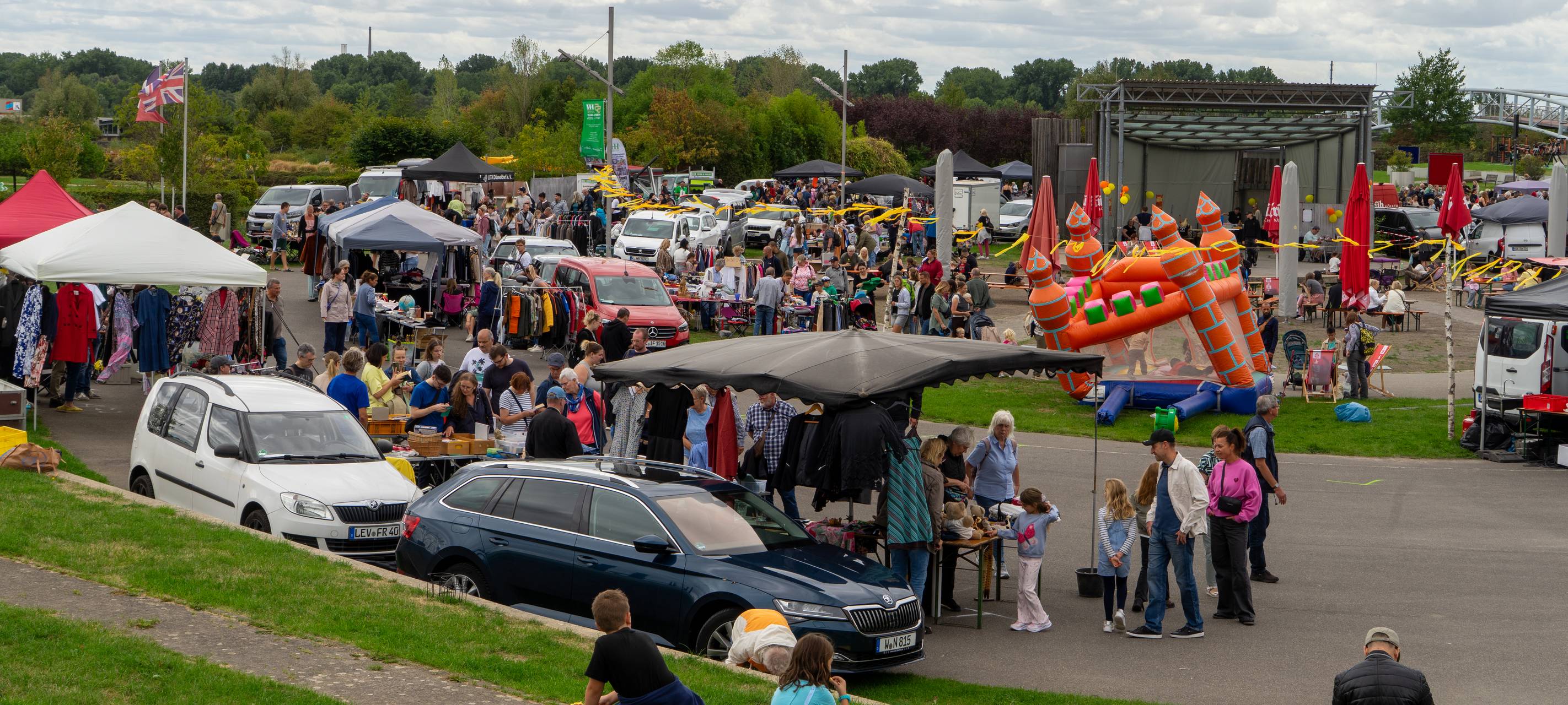 Sommertrödelmarkt in Leverkusen mit tausenden Besuchern