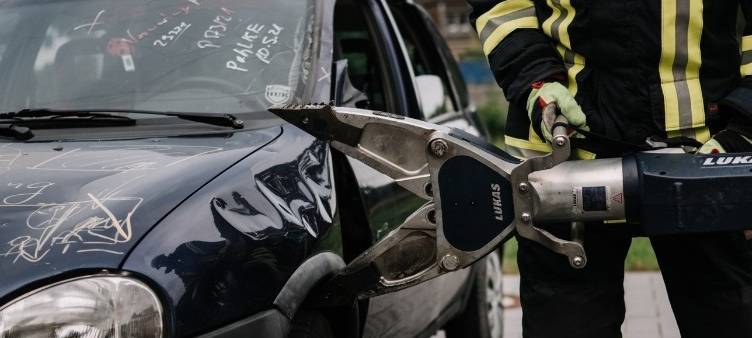 Unfall auf A3: Feuerwehr muss Auto aufschneiden