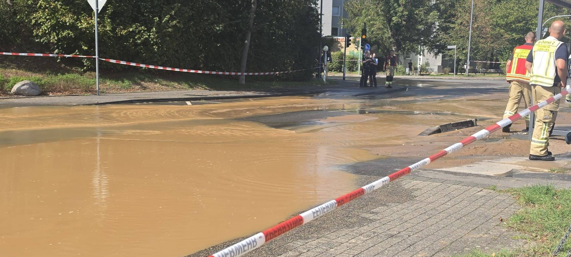 Wasserrohrbruch in Leverkusen-Rheindorf