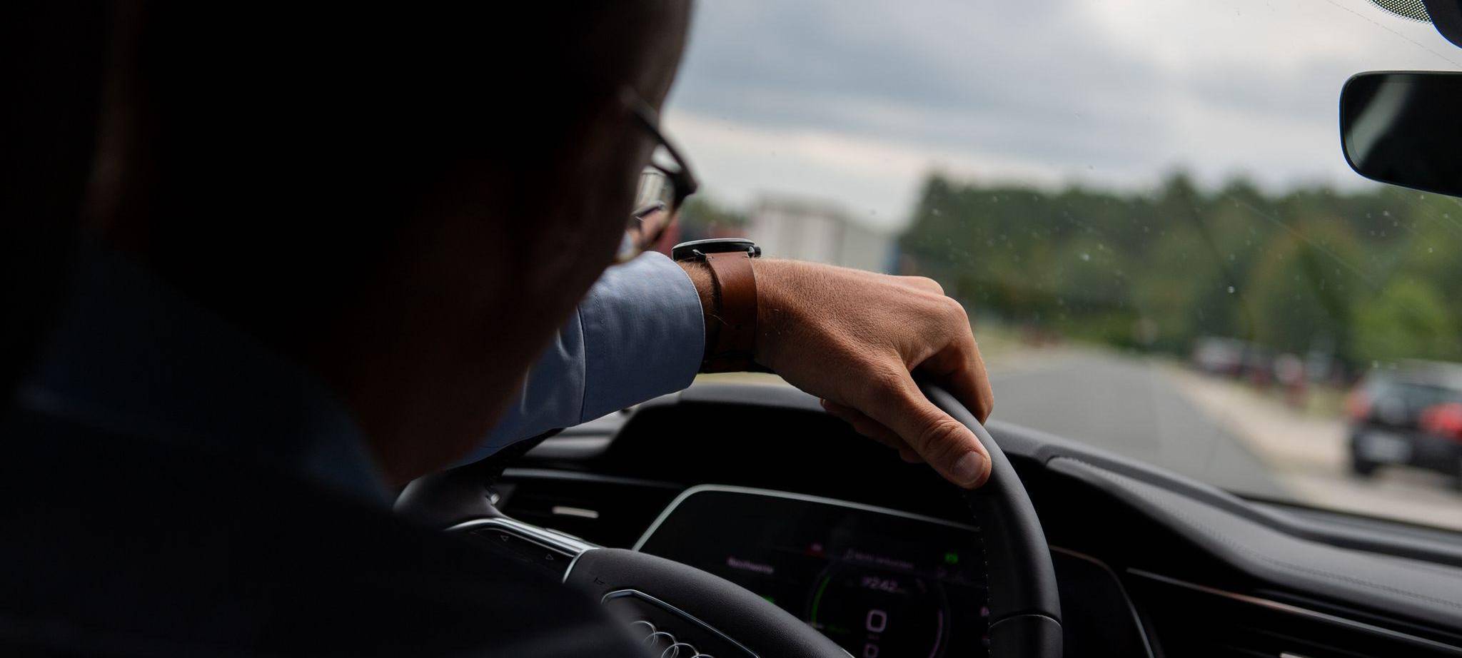 Ein Mann fährt Auto auf der Autobahn