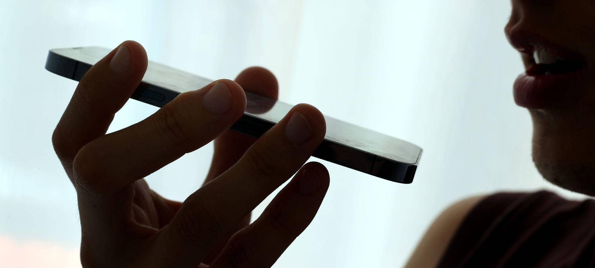 Mann spricht eine Sprachnachricht in sein Smartphone