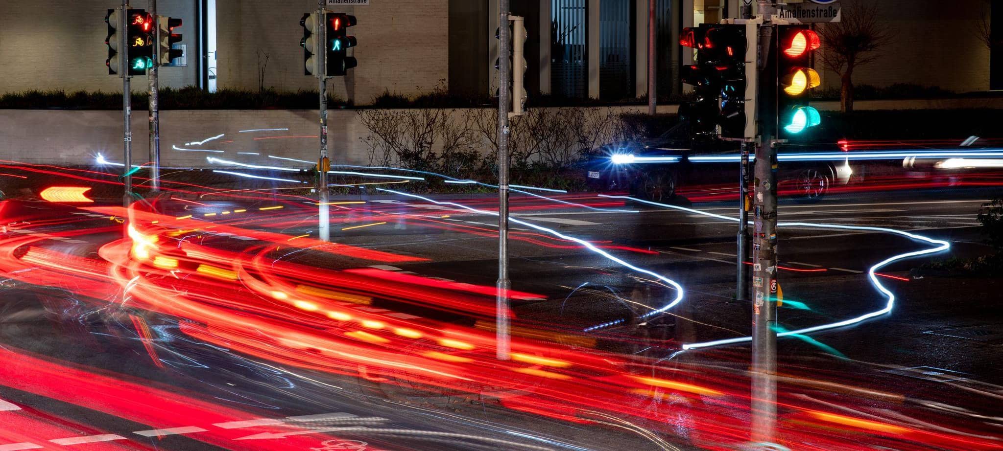Leuchtspuren vom Verkehr in der Innenstadt
