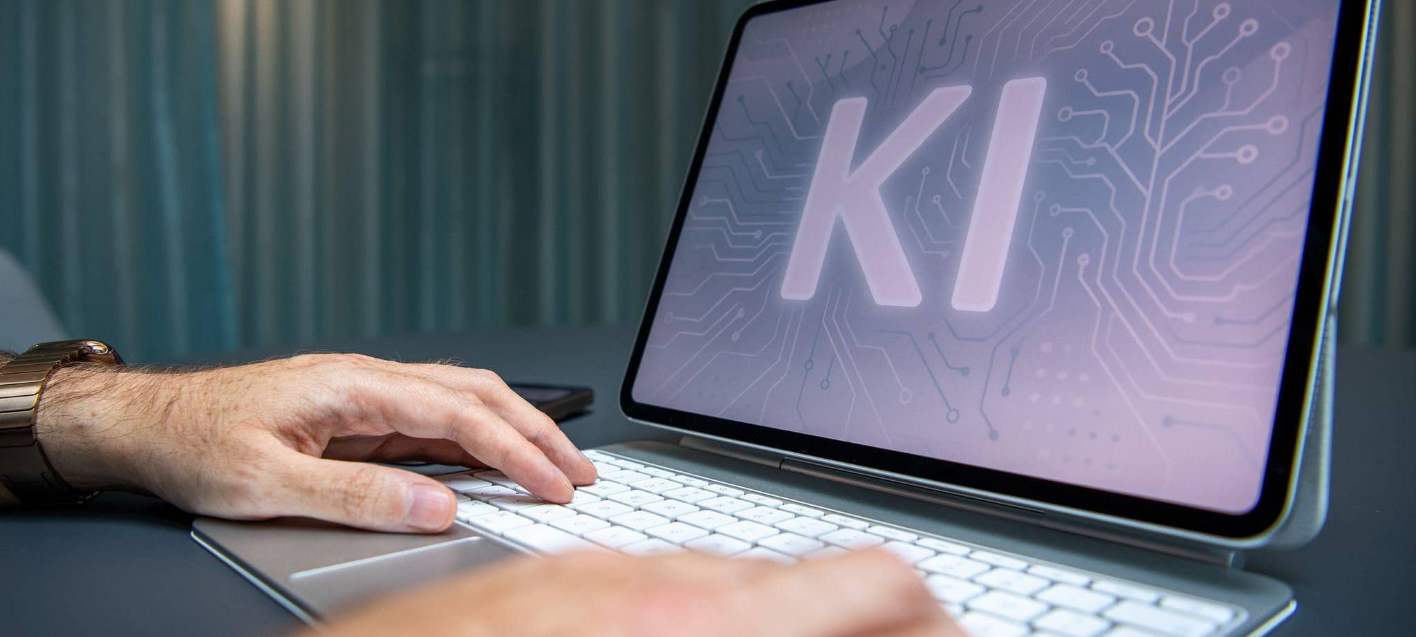 Der Schriftzug KI auf einem Tablet