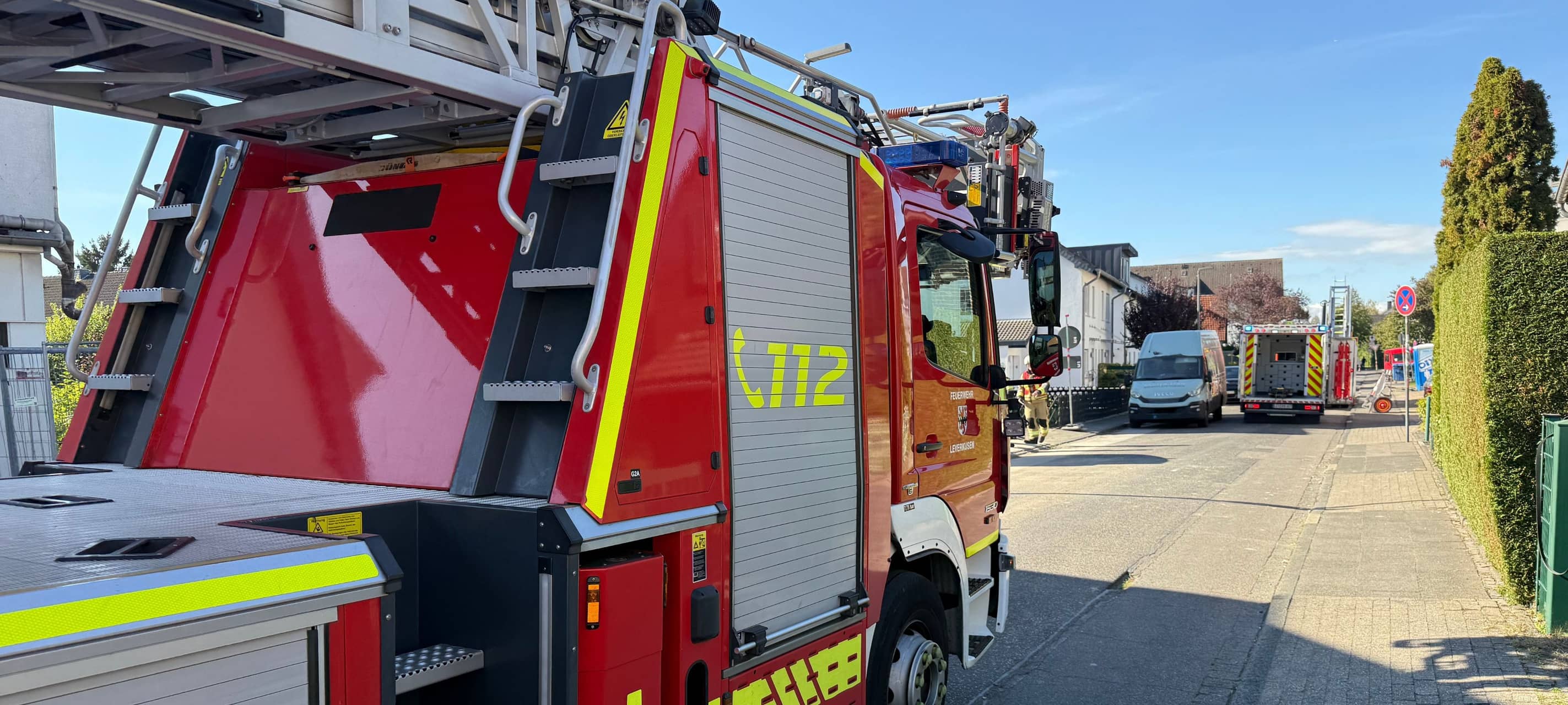 Arbeitsunfall in Leverkusen: Feuerwehr rettet Mann aus Grube