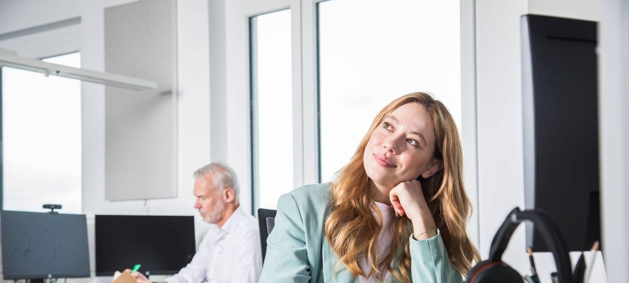 Zwei Kollegen arbeiten in einem Büro