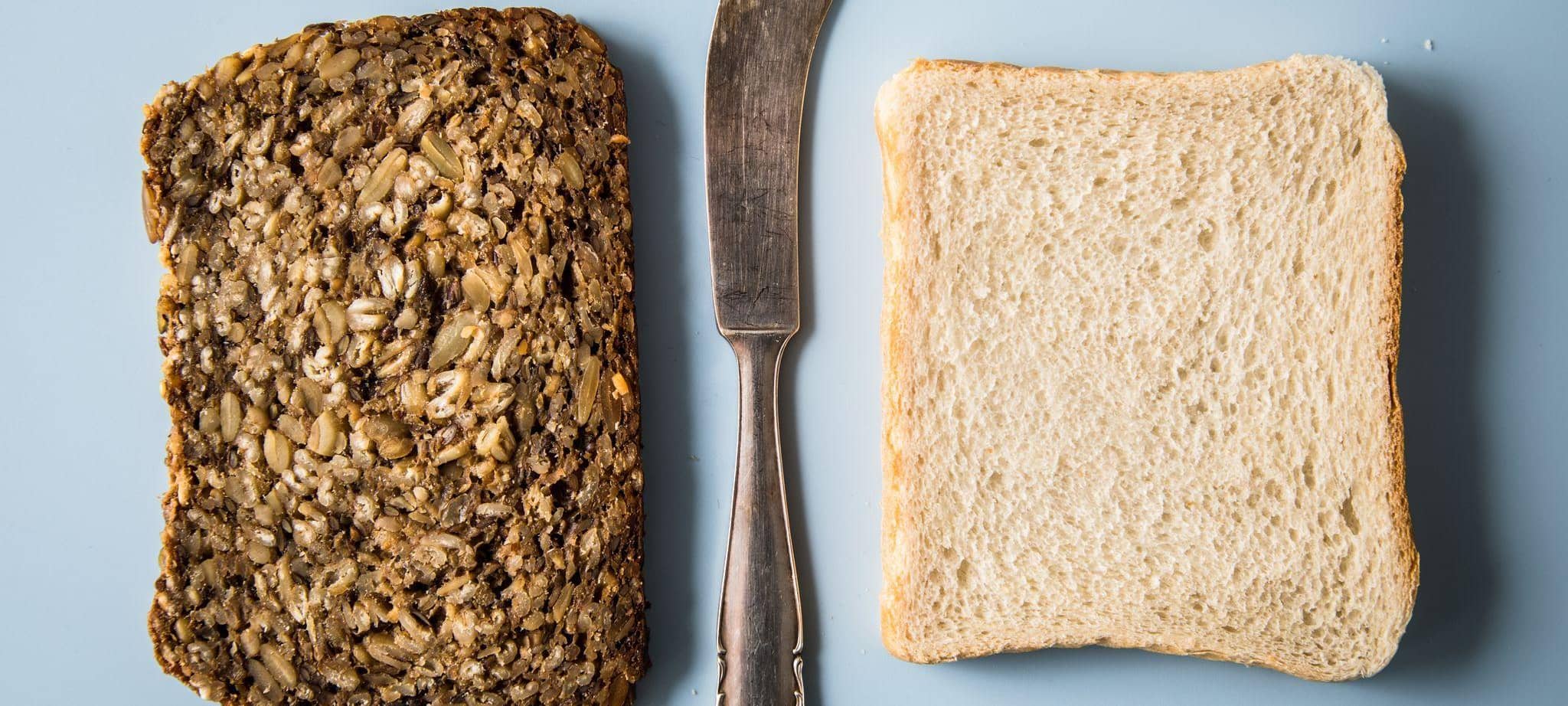 Eiweißbrot (l) und Weizentoast liegen auf einem Tisch