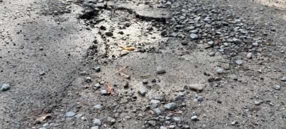 Radweg nach Bauarbeiten in Leverkusen voller Schlaglöcher