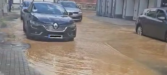 Rohrbruch in Leverkusen: Münzstraße überschwemmt