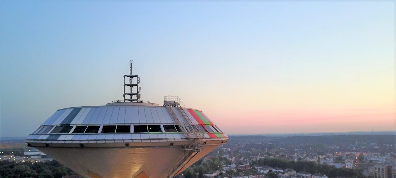 Wasserturm erstrahlt zum Spiel von Bayer 04 Leverkusen