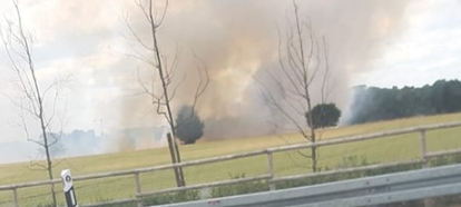 Großer Stoppelfeld-Brand nahe Hitdorf
